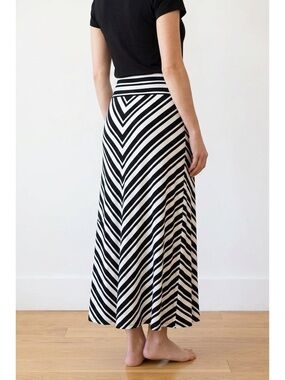 💥 Chevron Rayon Maxi Skirt Elastic Waist Size Small Black and White Pattern